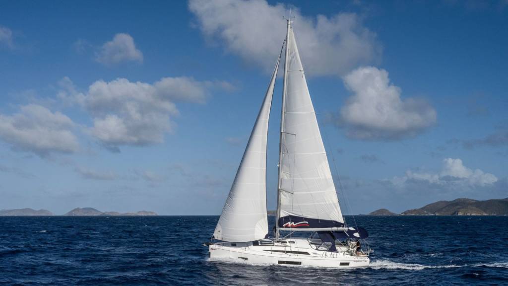 TM_monohull-under-sail_2400x1350